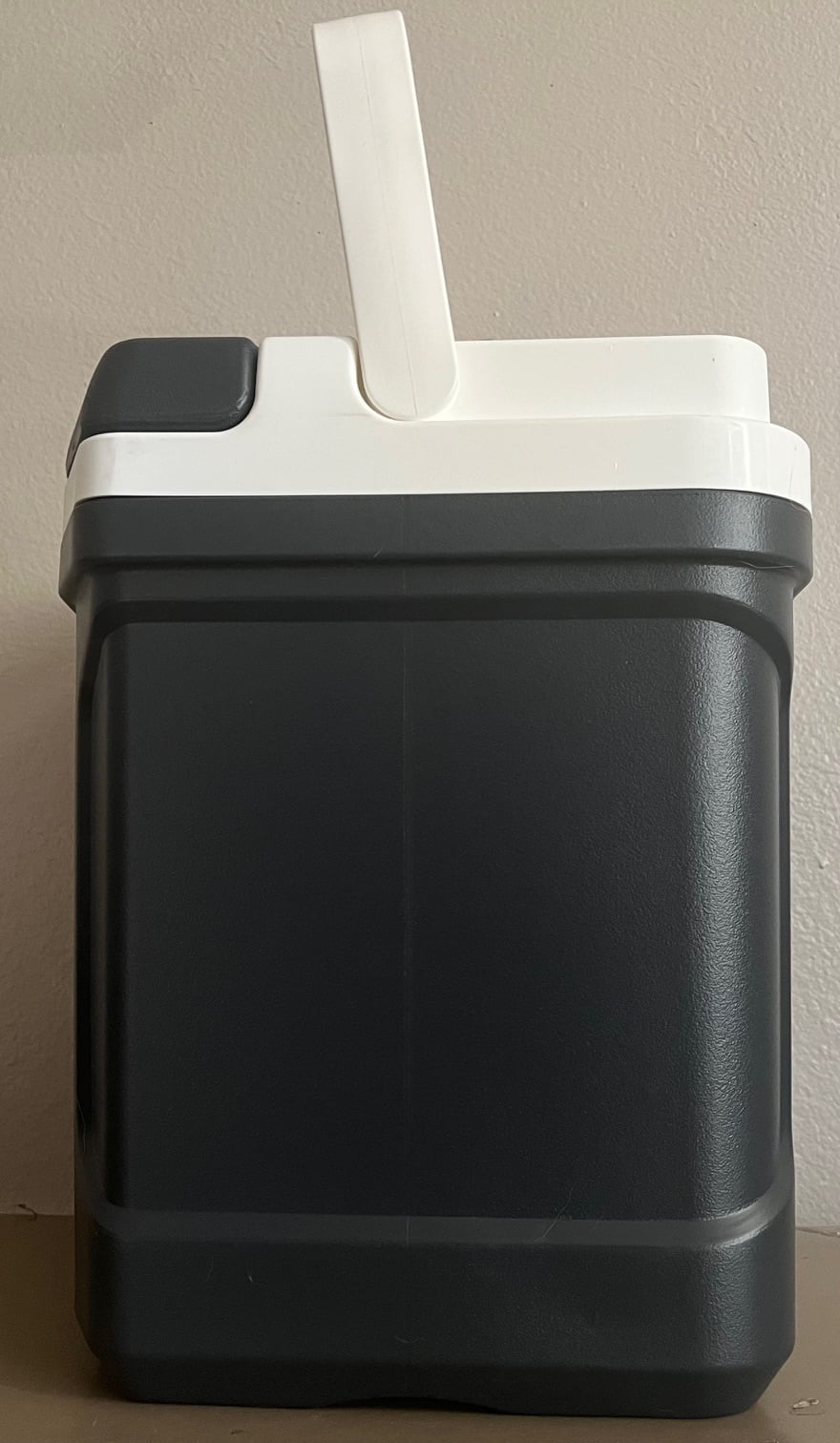 16qt Ice Chest Water Cooler with Bail Handle, Jet Carbon