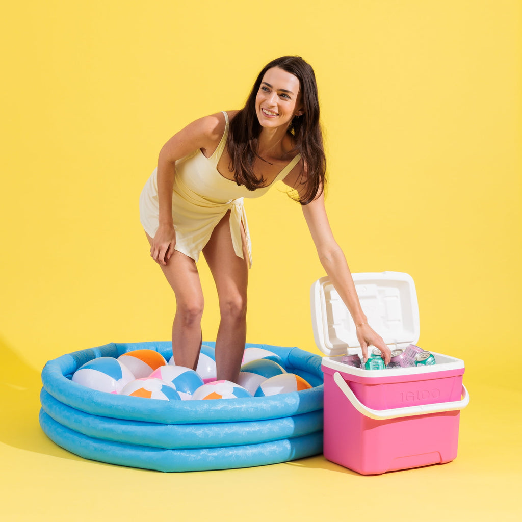 28 QT Laguna Hard-Sided Ice Chest Cooler, Aqua Blue and White